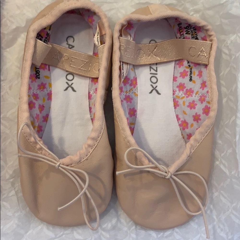 NWT Girls Capezio ballet shoes size 9w